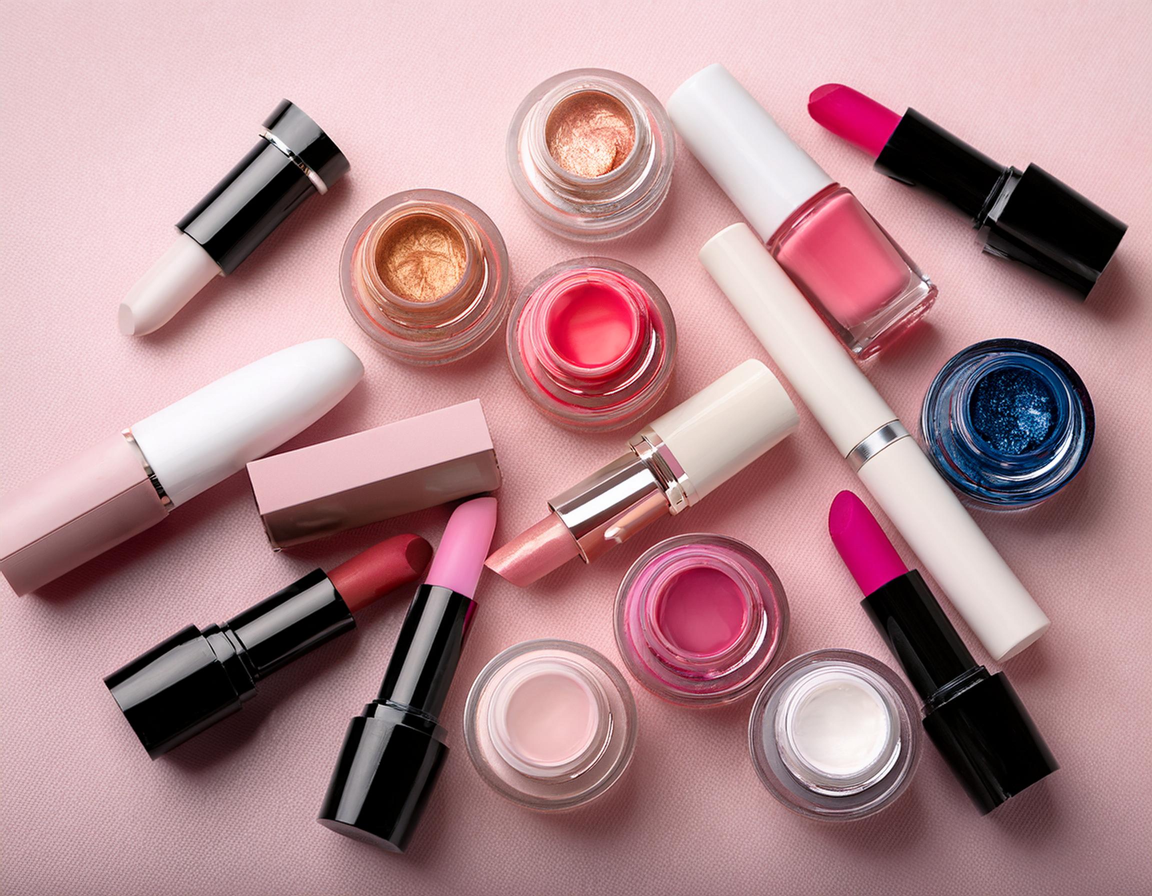 Pinke-Lippenstifte-und-Nagellacke-bestes-Equipment-in-Bamberg