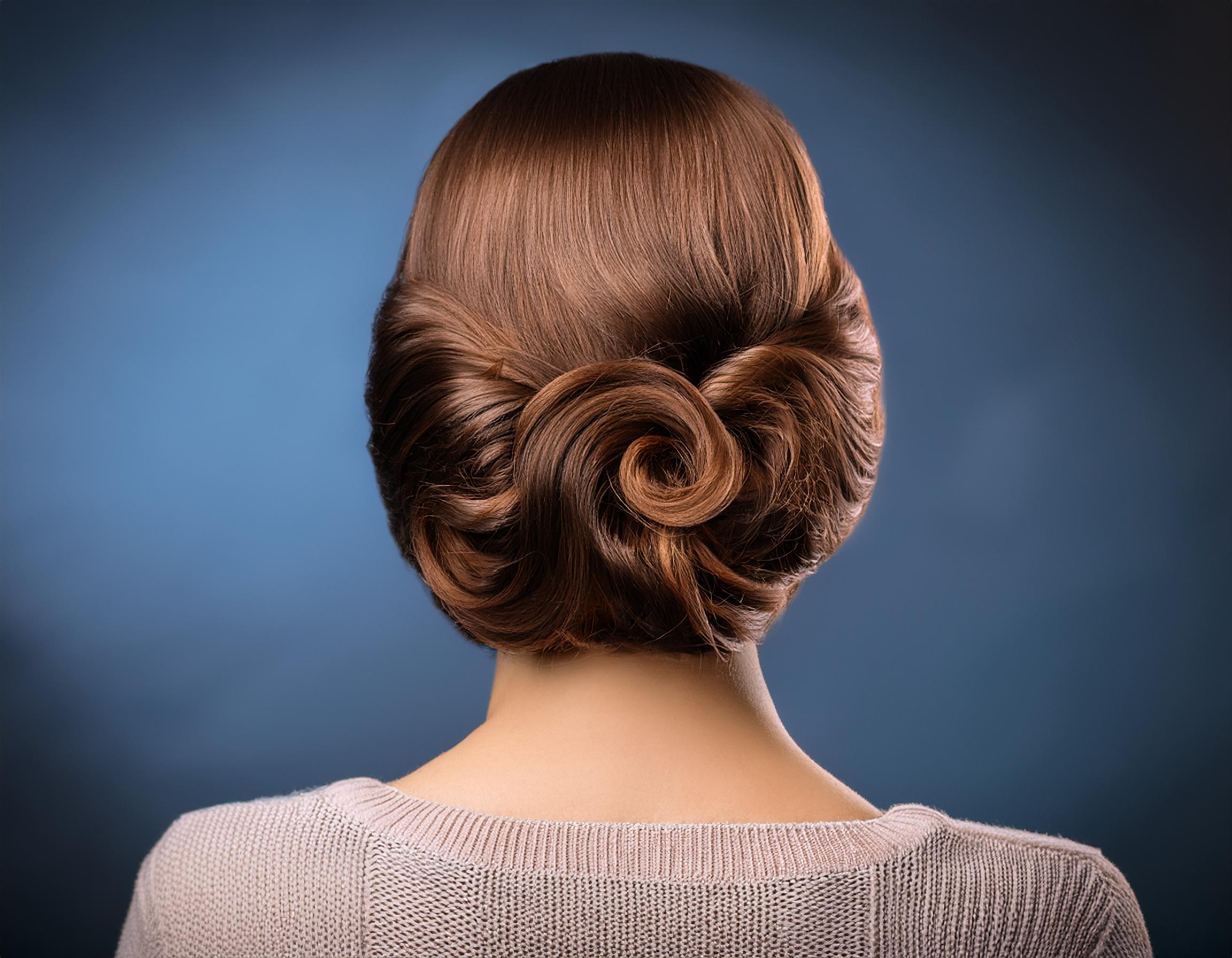 Sch-ne-geschwungene-Hochsteckfrisur-beim-Hairstylist-aus-dem-Alb-Donau-Kreis-machen-lassen