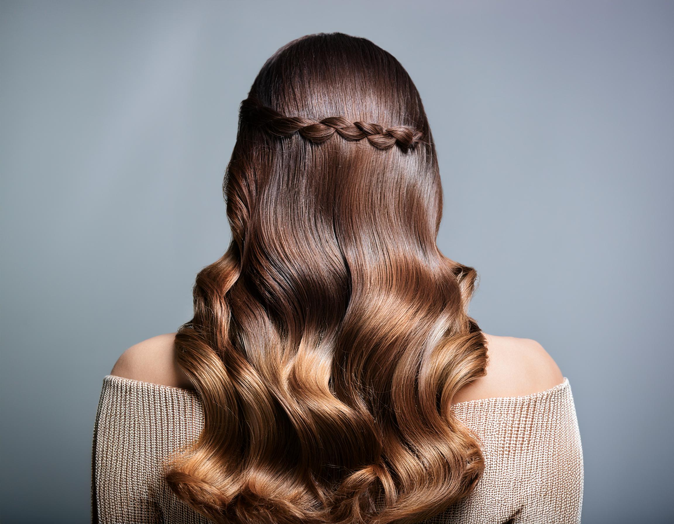 Stylische-Langhaarfrisur-mit-Locken-und-geflochtenem-Zopf-Hairstylist-aus-Dortmund