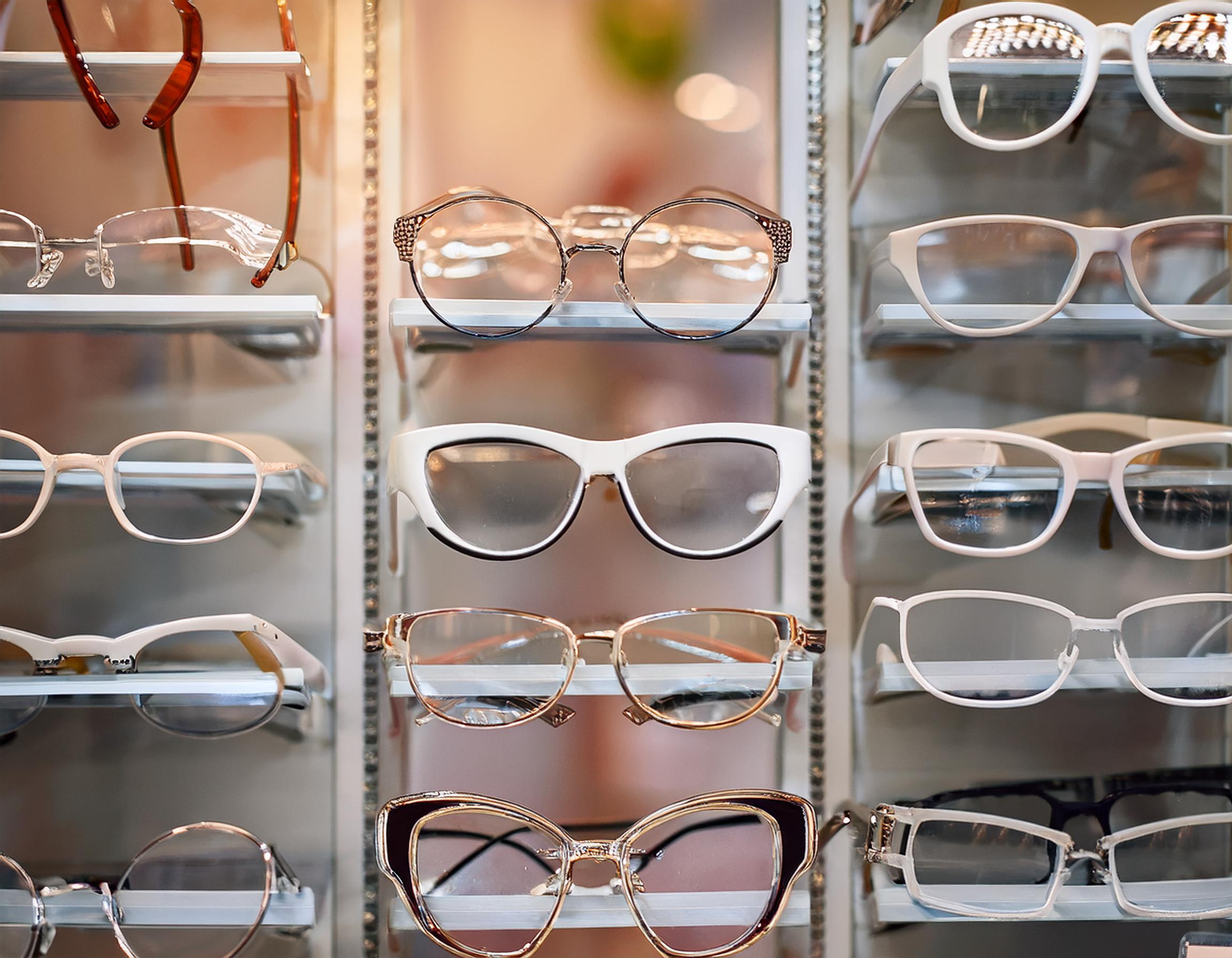 Verschiedene-Brillendesigns-bei-den-besten-Optikern-aus-Ansbach