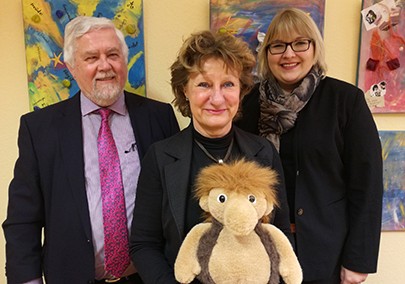Christa Cholewinski vom Kinderschutzbund (Mitte) nimmt von Nina und Hartwig Härtel die Spende entgegen. Christa Cholewinski vom Kinderschutzbund (Mitte) nimmt von Nina und Hartwig Härtel die Spende entgegen.