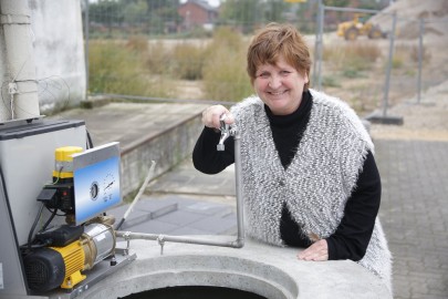 Lilo Ihringer zeigt, wie Menk Umwelttechnik Wasseraufbereitung betreibt