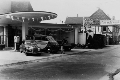 1953 betrieb Schitzler einen Verkaufsraum mit Tankstelle auf der Schwanenstraße